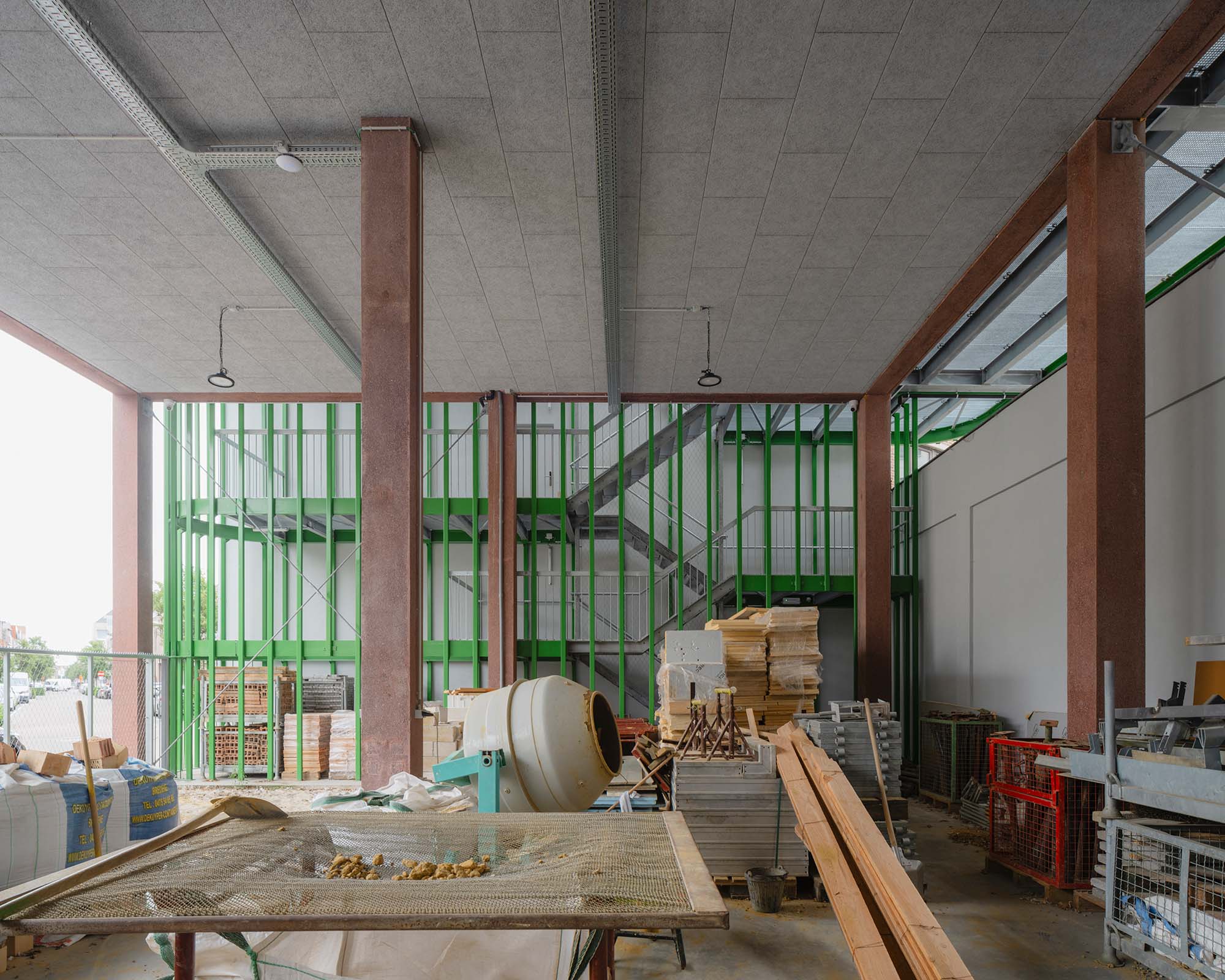 Atelier PPW by NWLND. The picture shows the open-air workshop full of construction materials.